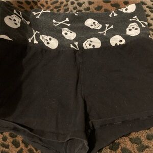 2000s Fold over Black Skull Print Shorts